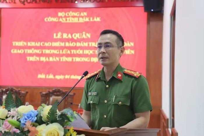 Đại tá Trần Bình Hưng phát biểu nhấn mạnh các nhiệm vụ trọng tâm trong đợt cao điểm bảo đảm an toàn giao thông cho học sinh dịp hè năm 2026. Đại tá Trần Bình Hưng phát biểu nhấn mạnh các nhiệm vụ trọng tâm trong đợt cao điểm bảo đảm an toàn giao thông cho học sinh dịp hè năm 2026.