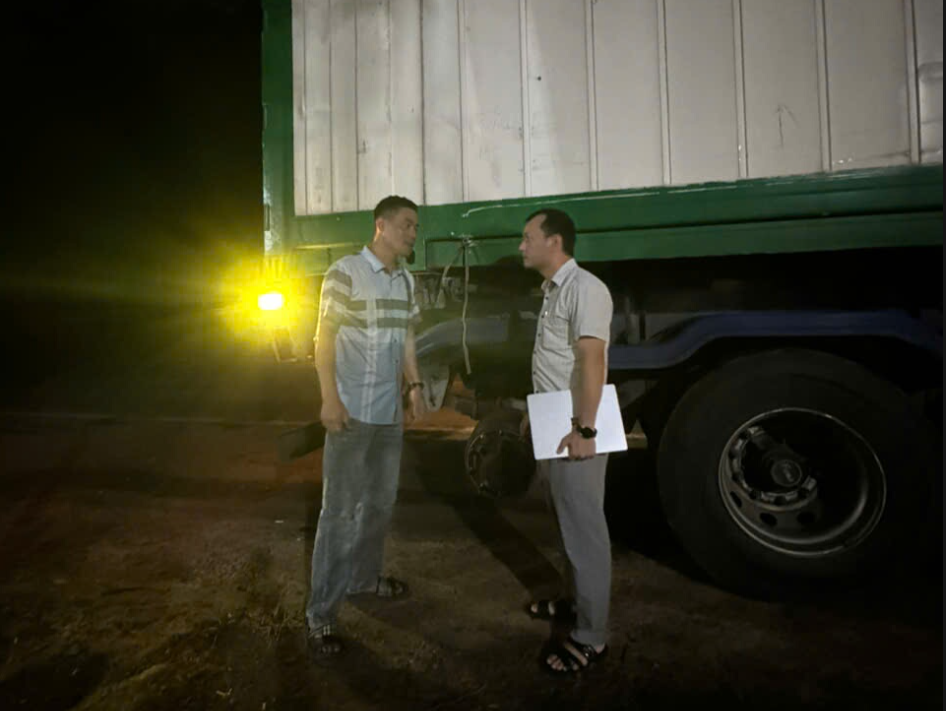 Ông Lương Thanh Đạt (bên trái), tài xế xe đầu kéo, trao đổi với phóng viên về sự cố rơi 2 lốp xe trong đêm trên đường Hồ Chí Minh. Ông Lương Thanh Đạt (bên trái), tài xế xe đầu kéo, trao đổi với phóng viên về sự cố rơi 2 lốp xe trong đêm trên đường Hồ Chí Minh.