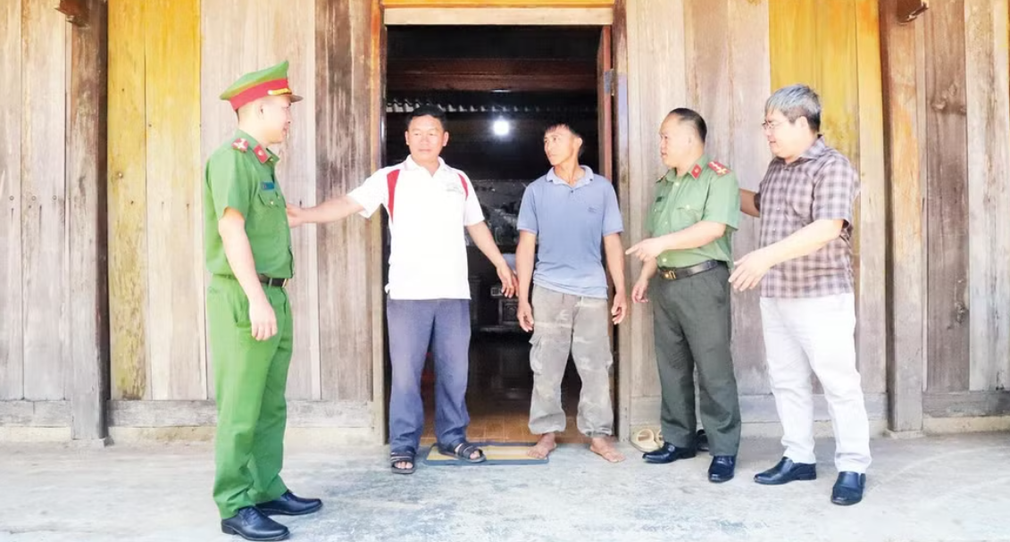Lãnh đạo UBND và Công an xã Ea Kiết tuyên truyền, vận động người dân buôn H'Mông tự nguyện giao nộp vũ khí, vật liệu nổ, công cụ hỗ trợ. Lãnh đạo UBND và Công an xã Ea Kiết tuyên truyền, vận động người dân buôn H'Mông tự nguyện giao nộp vũ khí, vật liệu nổ, công cụ hỗ trợ.