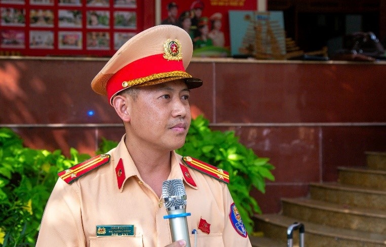 Trung tá Trần Ngọc Tú, Phó Trưởng phòng CSGT triển khai kế hoạch cao điểm bảo đảm an toàn giao thông cho học sinh dịp hè 2026. Trung tá Trần Ngọc Tú, Phó Trưởng phòng CSGT triển khai kế hoạch cao điểm bảo đảm an toàn giao thông cho học sinh dịp hè 2026.