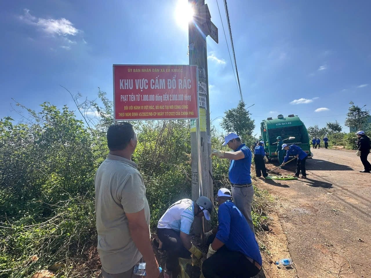 Thu gom rác thải, vệ sinh môi trường, hưởng ứng Tháng hành động vì môi trường năm 2026. Thu gom rác thải, vệ sinh môi trường, hưởng ứng Tháng hành động vì môi trường năm 2026.