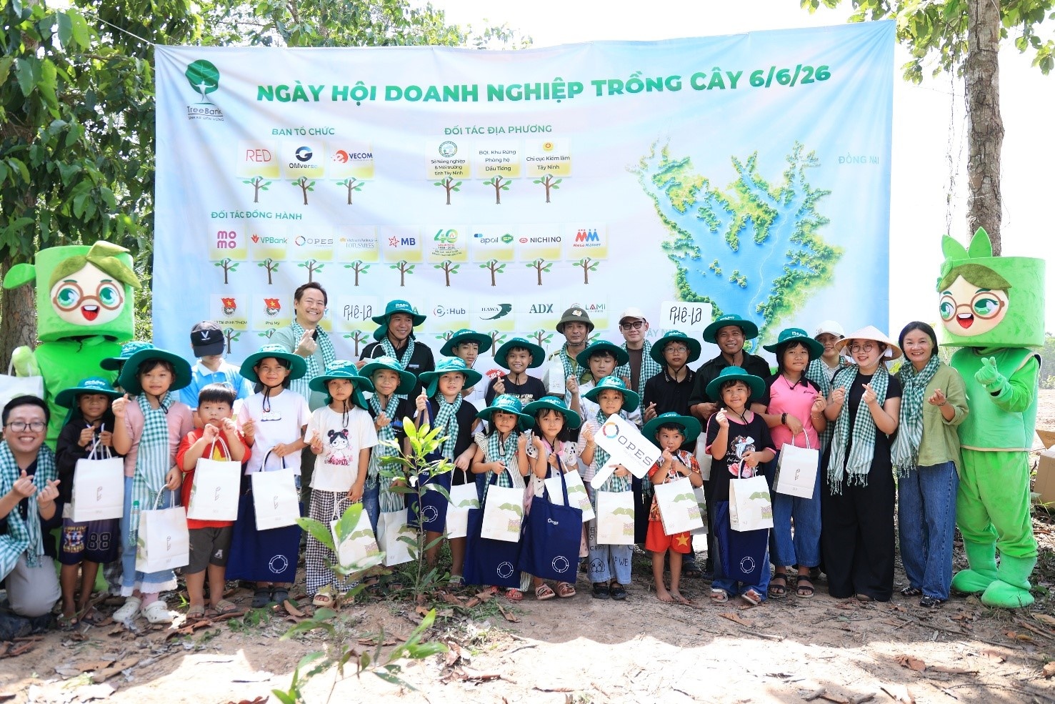 Các em nhỏ ở địa phương tham gia trồng cây nhận được quà từ Ban tổ chức Các em nhỏ ở địa phương tham gia trồng cây nhận được quà từ Ban tổ chức