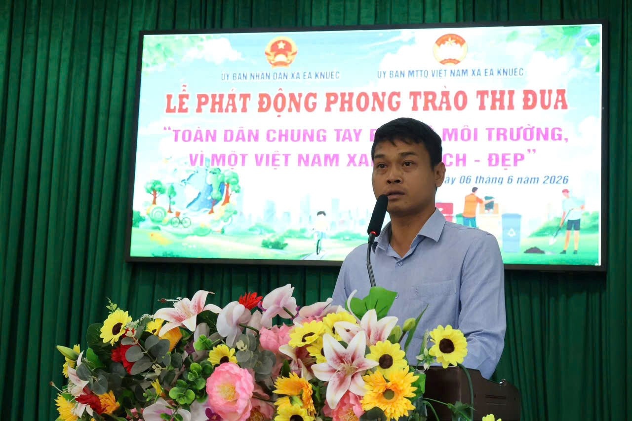 Đồng chí Y Thưa Kbuôr, Phó Bí thư Thường trực Đảng ủy xã phát biểu hưởng ứng phong trào thi đua “Toàn dân chung tay bảo vệ môi trường, vì một Việt Nam xanh - sạch - đẹp”. Đồng chí Y Thưa Kbuôr, Phó Bí thư Thường trực Đảng ủy xã phát biểu hưởng ứng phong trào thi đua “Toàn dân chung tay bảo vệ môi trường, vì một Việt Nam xanh - sạch - đẹp”.