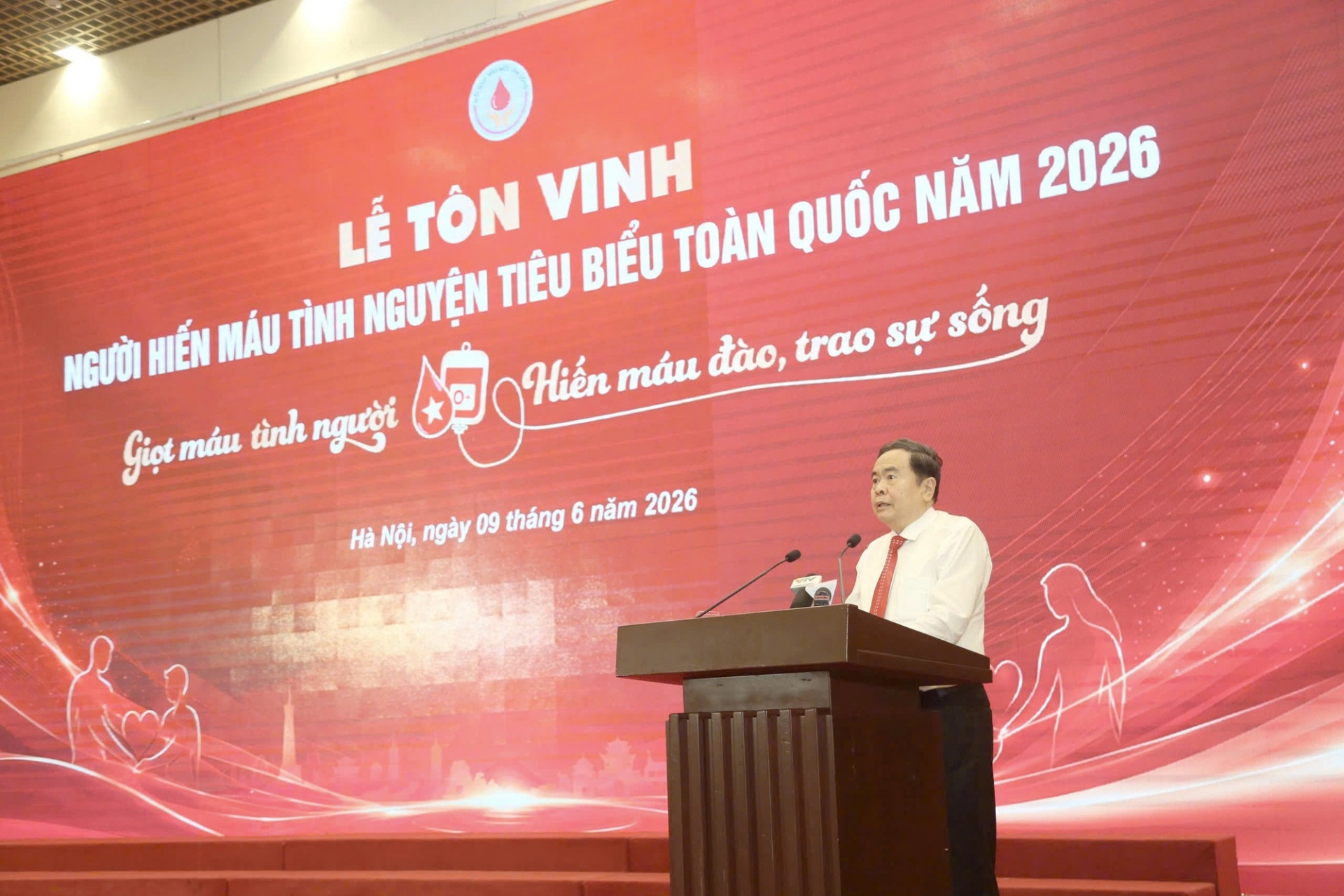 Chủ tịch Quốc hội Trần Thanh Mẫn phát biểu tại Lễ vinh danh 100 người hiến máu tình nguyện tiêu biểu toàn quốc năm 2026 - Ảnh: VGP