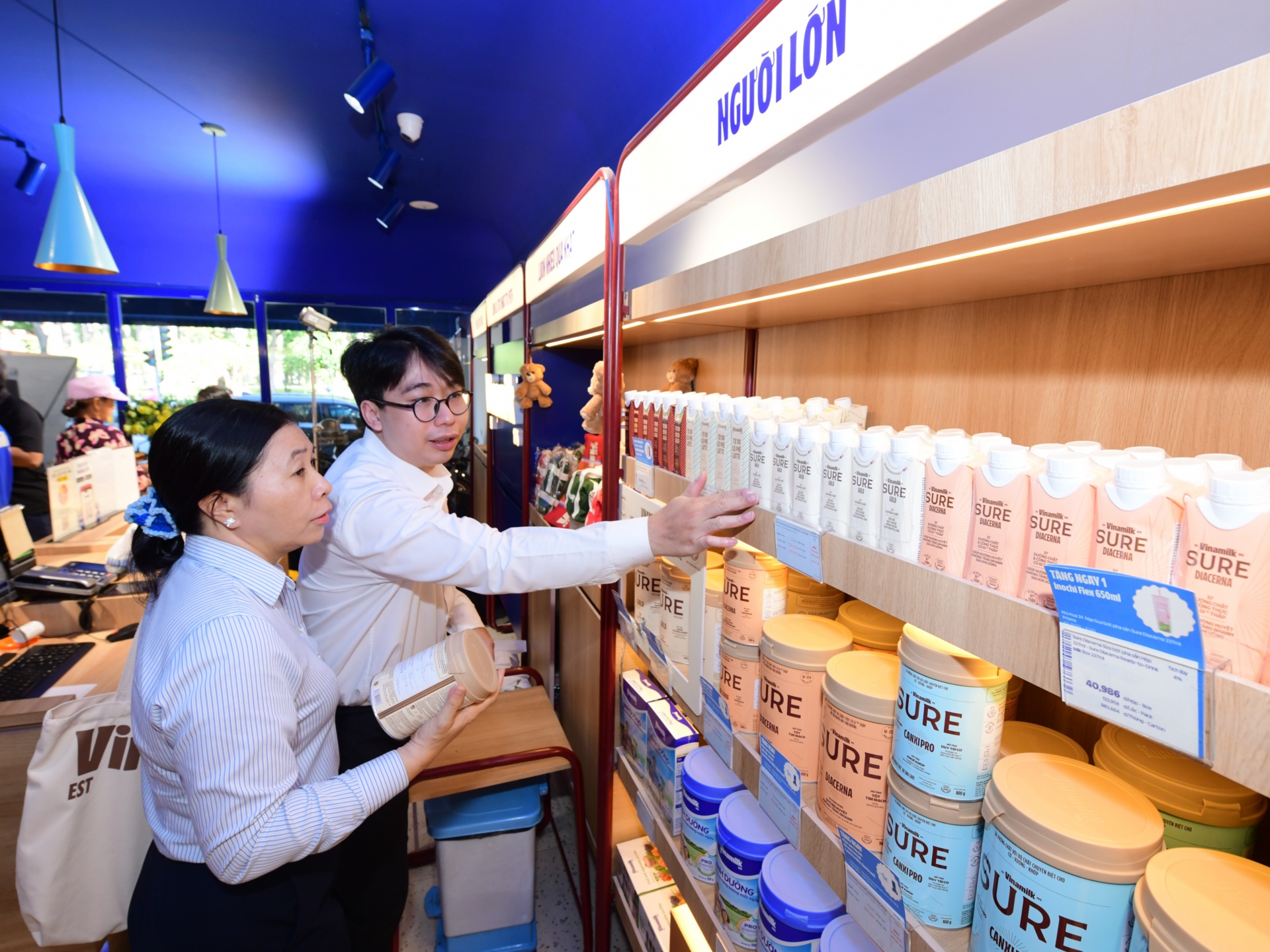 Với 3 dòng sản phẩm Sure Prevent Gold – giúp bồi bổ sức khỏe, Sure Diacerna – dinh dưỡng phù hợp cho người tiểu đường và Sure Canxi Pro – hỗ trợ cơ xương khớp, Vinamilk Sure đồng hành chăm sóc dinh dưỡng cho người từ 50 tuổi, giúp duy trì sức khỏe vững vàng và phong độ để tận hưởng cuộc sống năng động mỗi ngày. Ảnh: Vi Nam