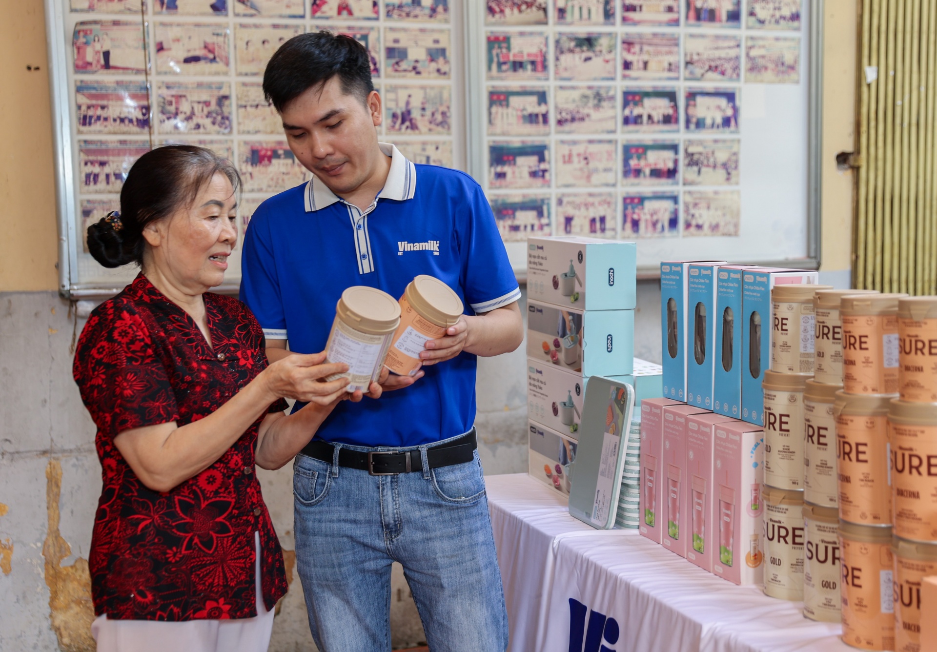 Hỗ trợ sản phẩm và tư vấn dinh dưỡng trong chương trình Ngày hội “chăm sóc sức khỏe người cao tuổi” tại phường Xuân Hòa, TP.HCM. Ảnh: Vi Nam