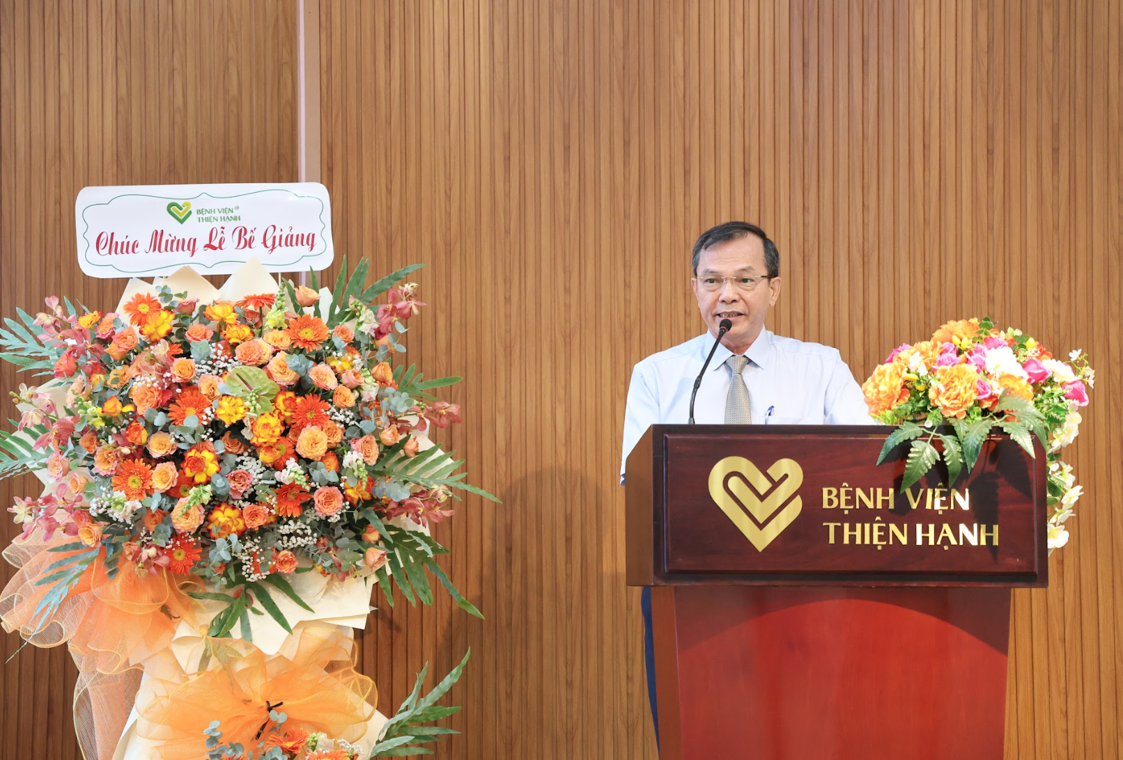 BSCKI Phan Trọng Nhơn - Phó Giám đốc Bệnh viện Đa khoa Thiện Hạnh phát biểu tại lễ bế giảng lớp “Phẫu thuật nội soi ổ bụng cơ bản” khóa 03. BSCKI Phan Trọng Nhơn - Phó Giám đốc Bệnh viện Đa khoa Thiện Hạnh phát biểu tại lễ bế giảng lớp “Phẫu thuật nội soi ổ bụng cơ bản” khóa 03.