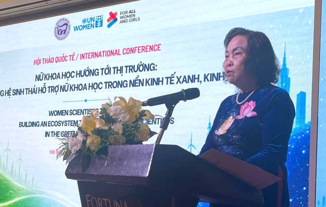 GS Lê Thị Hợp, Chủ tịch Hội nữ trí thức Việt Nam phát biểu khai mạc hội thảo. GS Lê Thị Hợp, Chủ tịch Hội nữ trí thức Việt Nam phát biểu khai mạc hội thảo.