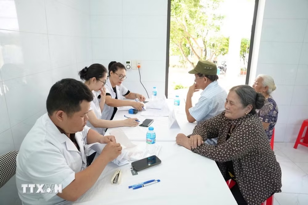 Trạm y tế phường Lê Thanh Nghị triển khai khám sức khỏe cho người cao tuổi tháng 6/2026. (Ảnh: TTXVN)