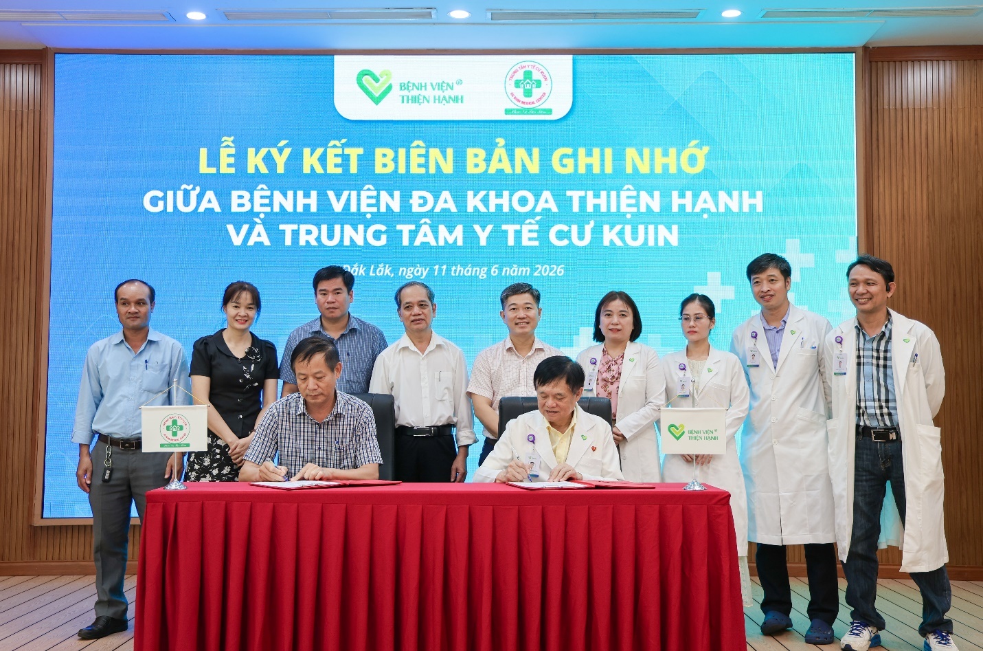 Đại diện Ban lãnh đạo Bệnh viện Đa khoa Thiện Hạnhvà Trung tâm Y tế Cư Kuin tại lễ ký kết Biên bản ghinhớ hợp tác chuyên môn.