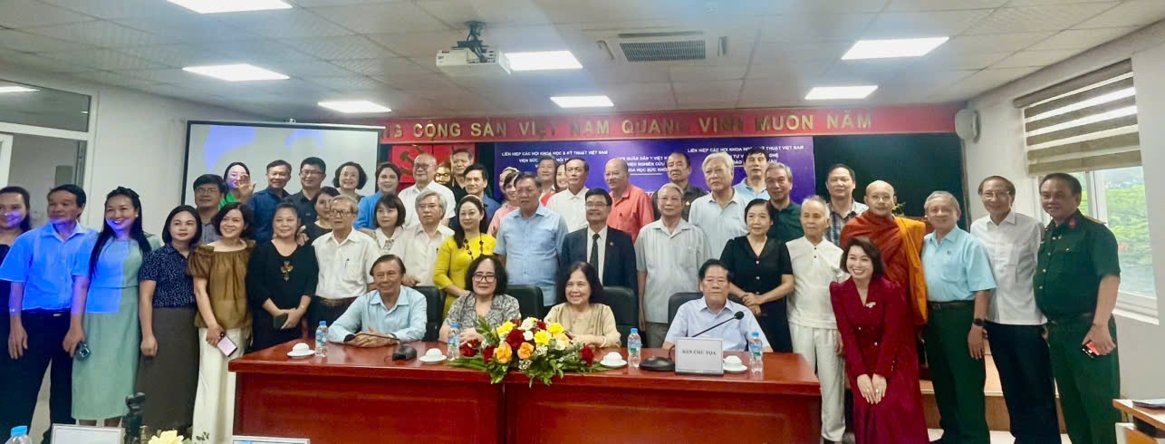Ảnh 6: Các đại biểu chụp ảnh kỷ niệm