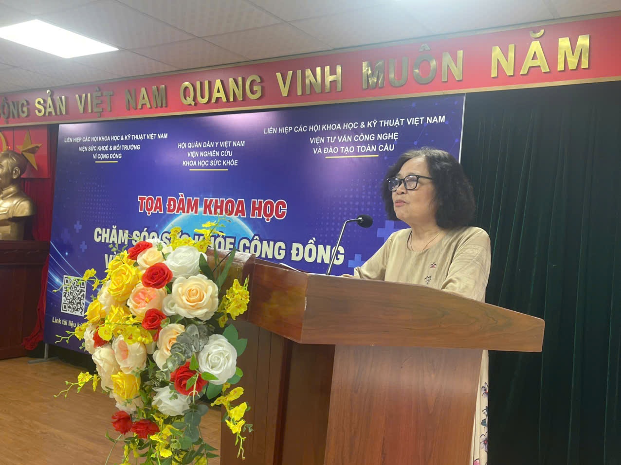 PGS.TS Mai Thị Hương - Viện trưởng Viện Sức khoẻ và Môi trường phát biểu đề dẫn