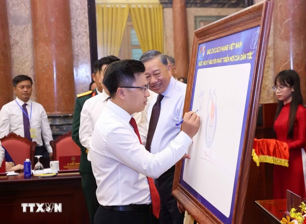 Các nhà báo tiêu biểu ký lưu niệm vào biểu trưng của Hội Nhà báo Việt Nam. (Ảnh: TTXVN) Các nhà báo tiêu biểu ký lưu niệm vào biểu trưng của Hội Nhà báo Việt Nam. (Ảnh: TTXVN)