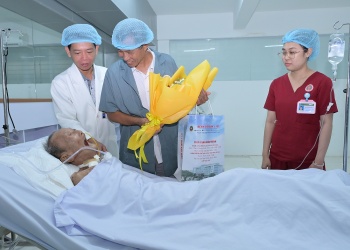 Bệnh nhân 100 tuổi xuất viện sau hơn 20 ngày cấp cứu tại Bệnh viện Quân y 121 (Quân khu 9)
