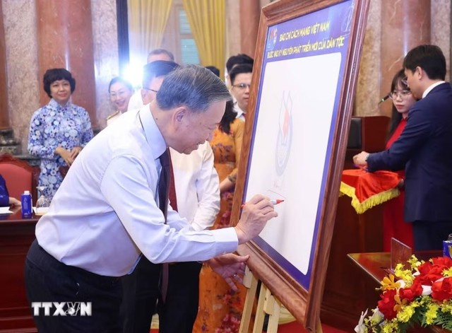 undefined Tổng Bí thư, Chủ tịch nước Tô Lâm ký lưu niệm vào biểu trưng của Hội Nhà báo Việt Nam