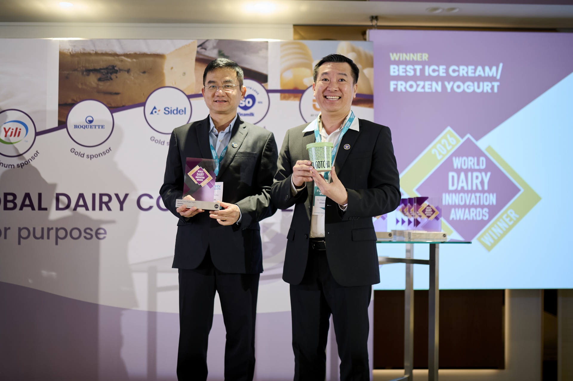 Ông Nguyễn Quang Trí – Giám đốc Điều hành Marketing Vinamilk cùng ông Đỗ Thanh Tuấn – Giám đốc Đối Ngoại Vinamilk nhận vinh danh tại Giải thưởng Đổi mới sáng tạo ngành Sữa toàn cầu 2026, Barcelona – Tây Ban Nha. Ảnh: Xavier Ông Nguyễn Quang Trí – Giám đốc Điều hành Marketing Vinamilk cùng ông Đỗ Thanh Tuấn – Giám đốc Đối Ngoại Vinamilk nhận vinh danh tại Giải thưởng Đổi mới sáng tạo ngành Sữa toàn cầu 2026, Barcelona – Tây Ban Nha. Ảnh: Xavier