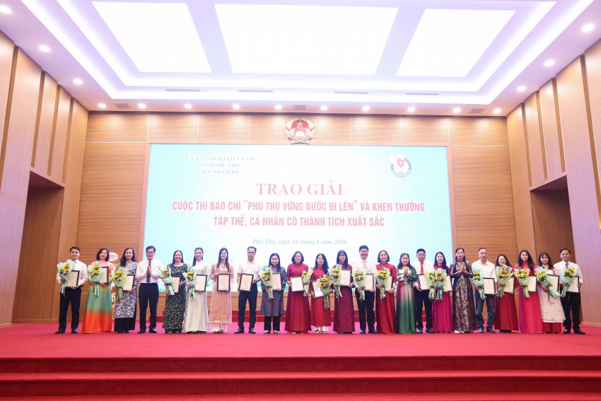 Đại diện nhóm tác giả Tạp chí Sức khỏe và Môi trường vinh dự nhận Giải Khuyến khích tại sân khấu Lễ trao giải Cuộc thi Báo chí “Phú Thọ vững bước đi lên” Đại diện nhóm tác giả Tạp chí Sức khỏe và Môi trường vinh dự nhận Giải Khuyến khích tại sân khấu Lễ trao giải Cuộc thi Báo chí “Phú Thọ vững bước đi lên”