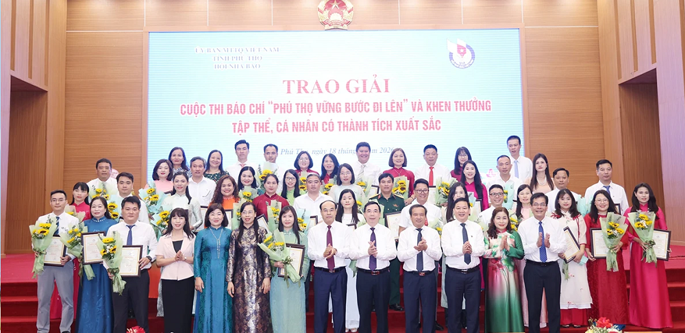 Các đồng chí lãnh đạo tỉnh và đại biểu chụp ảnh lưu niệm với tác giả, nhóm tác giả đạt giải cuộc thi báo chí “Phú Thọ vững bước đi lên”. Các đồng chí lãnh đạo tỉnh và đại biểu chụp ảnh lưu niệm với tác giả, nhóm tác giả đạt giải cuộc thi báo chí “Phú Thọ vững bước đi lên”.