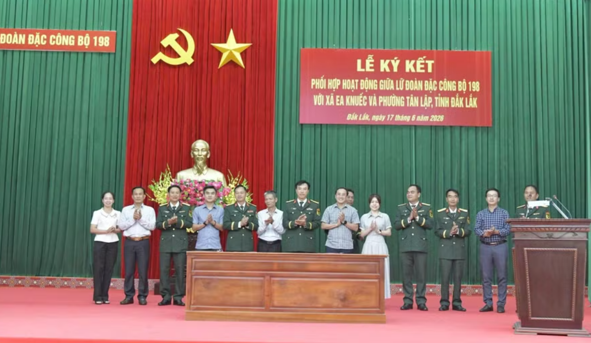  Lễ ký kết chương trình kết nghĩa giữa Lữ đoàn Đặc công Bộ 198 và phường Tân Lập diễn ra trong không khí trang trọng, thắm tình đoàn kết quân - dân.  (Ảnh: TT)