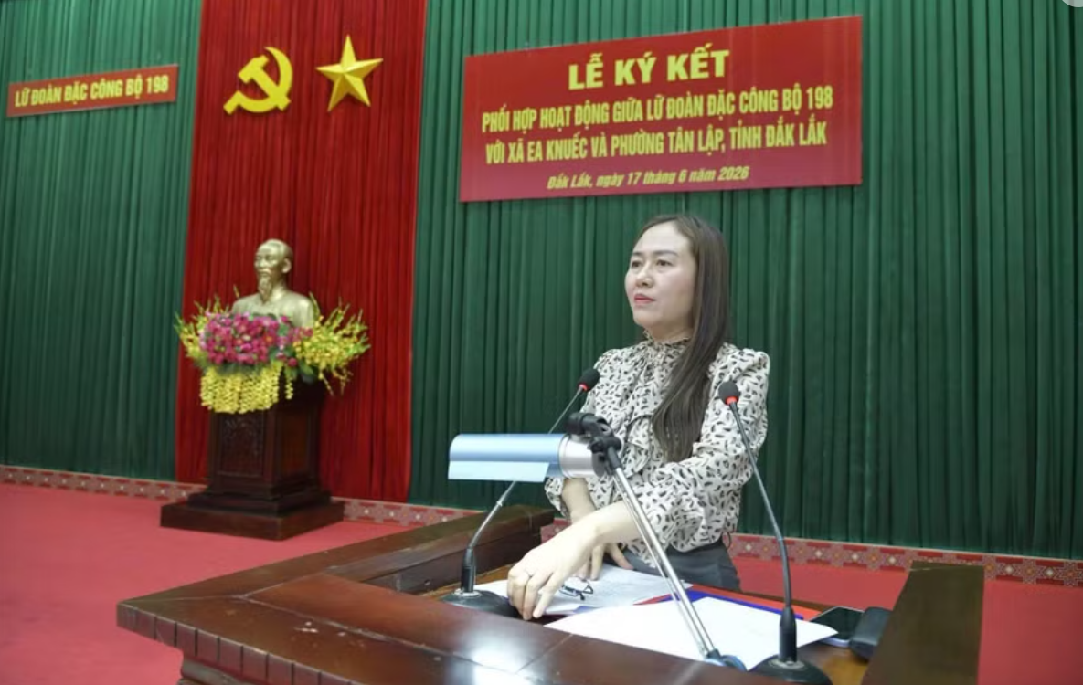  Bà Ngô Thị Minh Trinh, Bí thư Đảng ủy, Chủ tịch HĐND xã Ea Knuếc phát biểu, khẳng định quyết tâm triển khai hiệu quả các nội dung đã ký kết giữa các đơn vị. (Ảnh: TT)