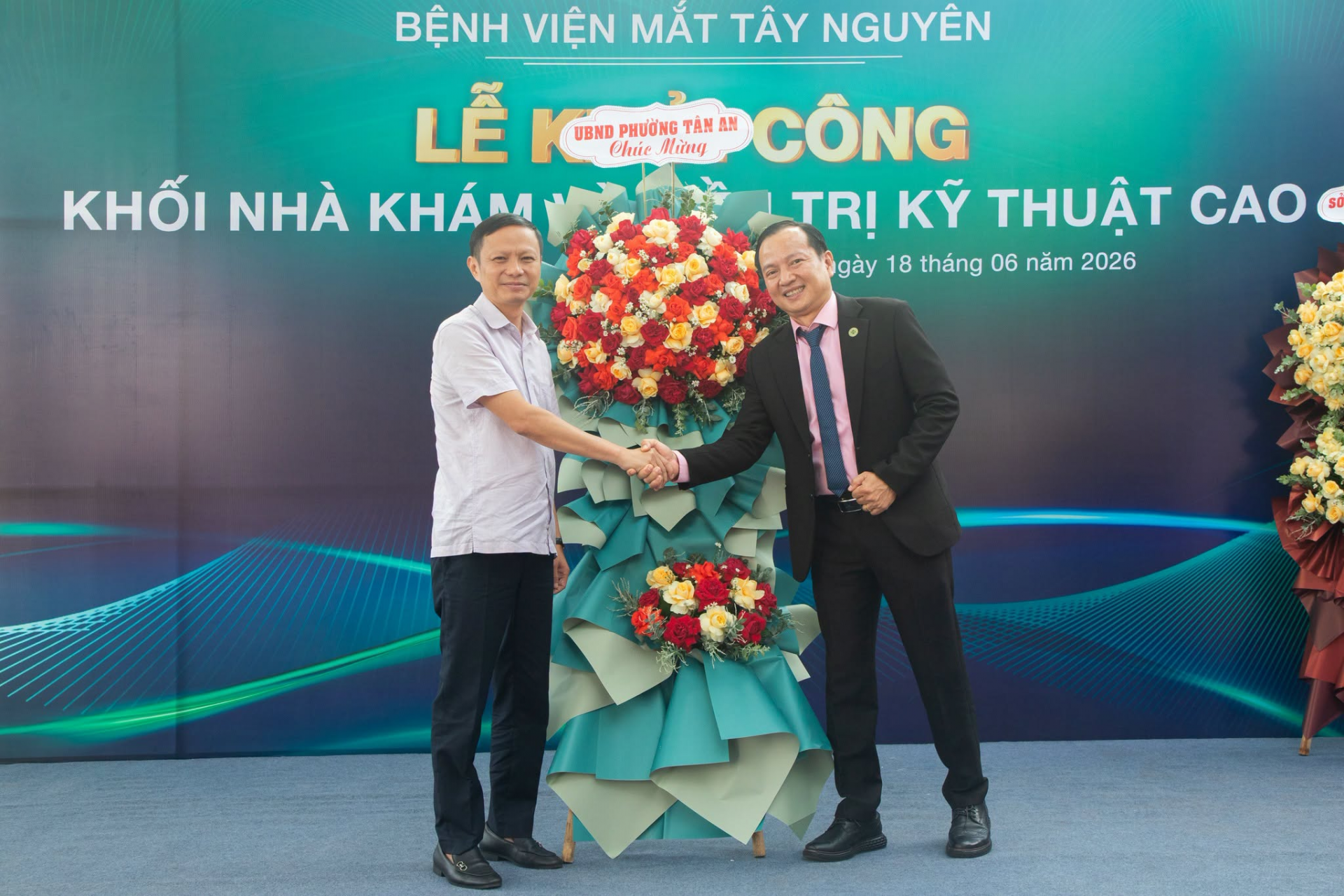 Ông Phạm Trung Nghĩa trao lẵng hoa chúc mừng, thể hiện sự quan tâm và đồng hành của chính quyền địa phương đối với sự phát triển của Bệnh viện Mắt Tây Nguyên. Ông Phạm Trung Nghĩa trao lẵng hoa chúc mừng, thể hiện sự quan tâm và đồng hành của chính quyền địa phương đối với sự phát triển của Bệnh viện Mắt Tây Nguyên.