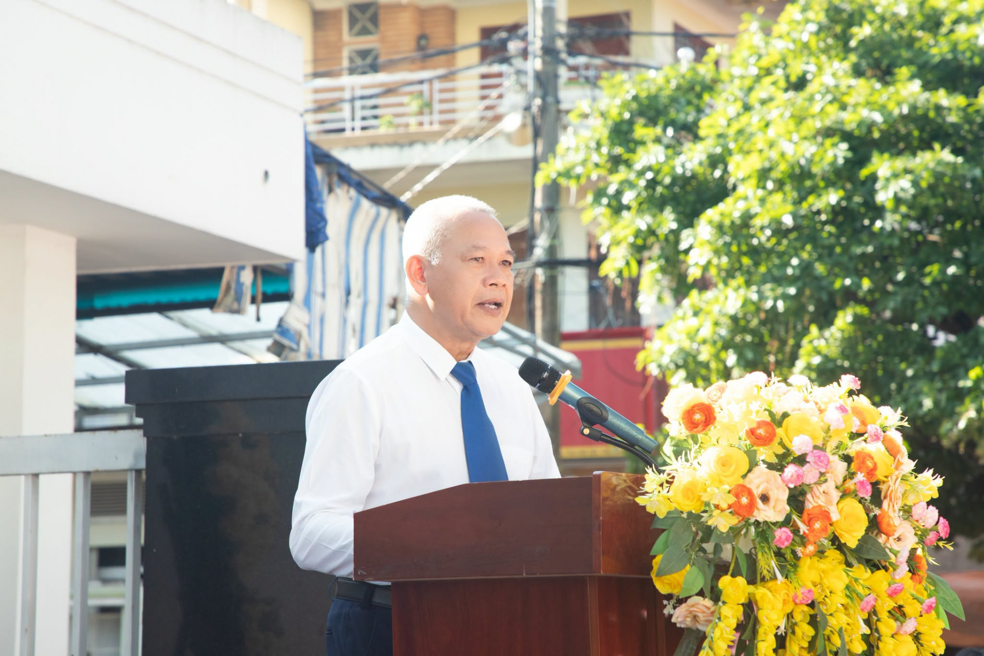 Phát biểu tại buổi lễ, ông Nay Phi La, Giám đốc Sở Y tế Đắk Lắk, đánh giá cao nỗ lực của Bệnh viện Mắt Tây Nguyên trong nâng cao chất lượng khám chữa bệnh, phục vụ nhân dân. Phát biểu tại buổi lễ, ông Nay Phi La, Giám đốc Sở Y tế Đắk Lắk, đánh giá cao nỗ lực của Bệnh viện Mắt Tây Nguyên trong nâng cao chất lượng khám chữa bệnh, phục vụ nhân dân.