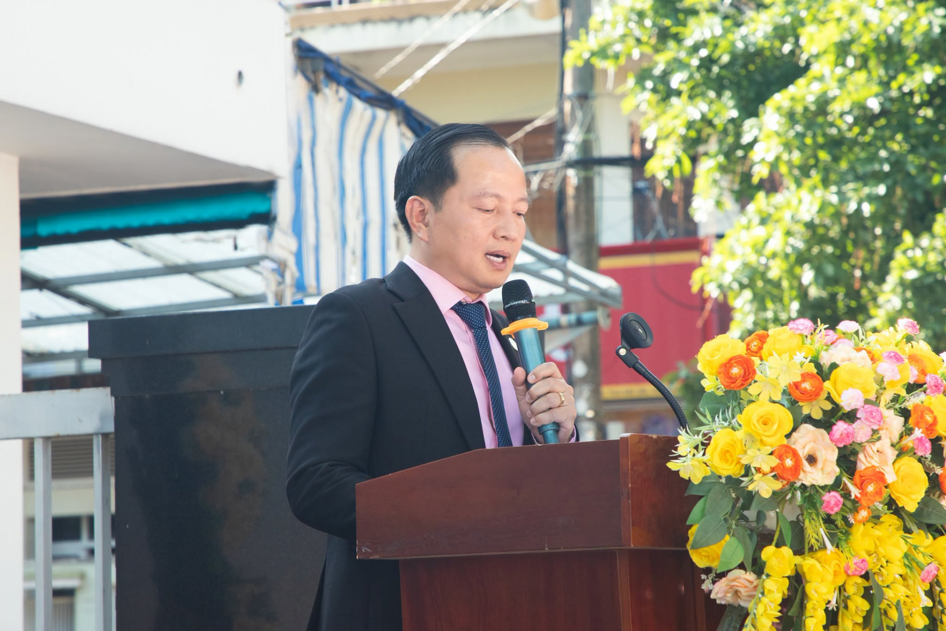 Bác sĩ Chuyên khoa II Trần Đình Tuấn phát biểu khẳng định cam kết nâng cao chất lượng chăm sóc sức khỏe thị giác cho cộng đồng. Bác sĩ Chuyên khoa II Trần Đình Tuấn phát biểu khẳng định cam kết nâng cao chất lượng chăm sóc sức khỏe thị giác cho cộng đồng.