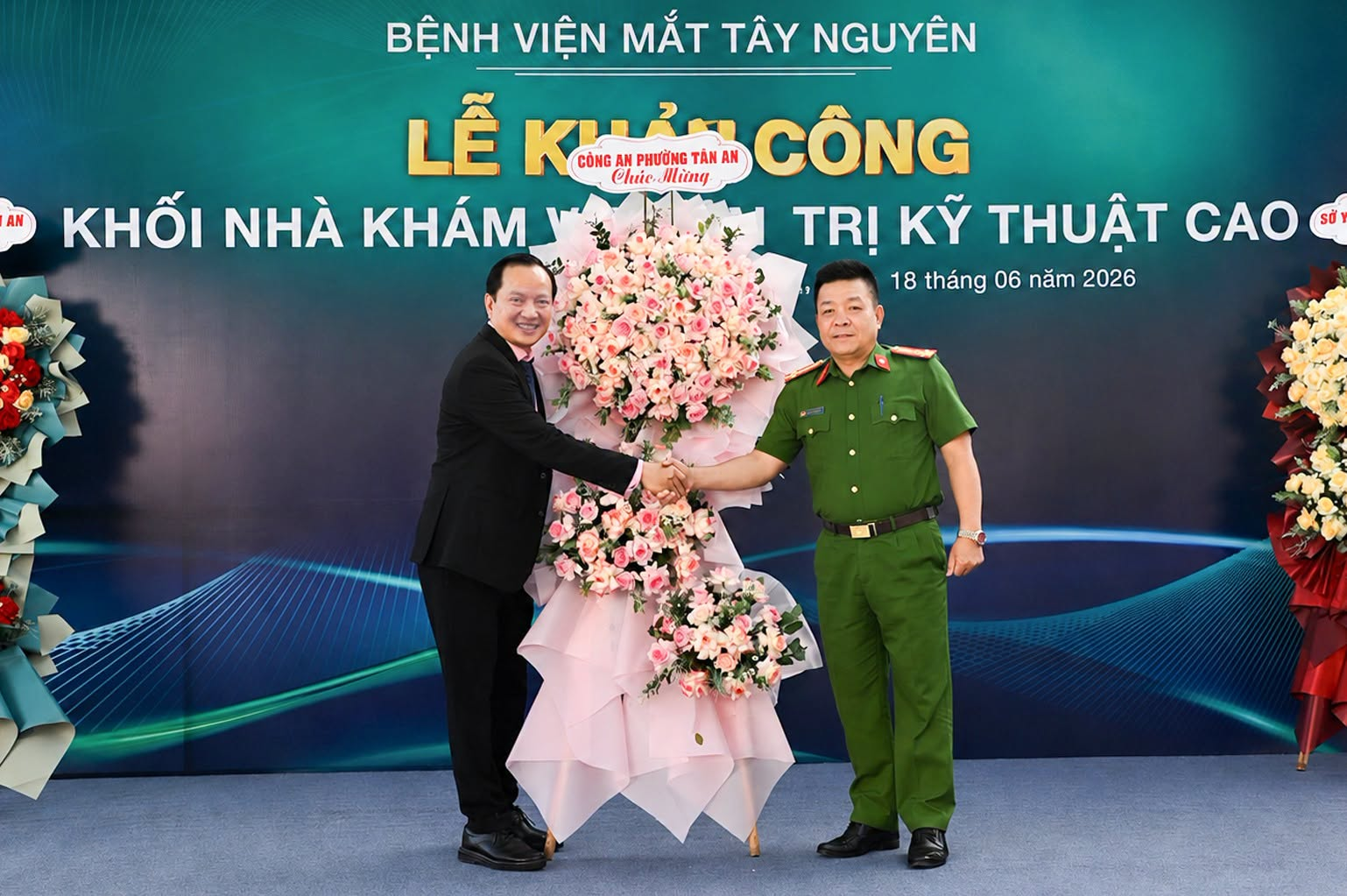 Đồng chí Thượng tá Nguyễn Công Hòa, Trưởng Công an phường Tân An, tặng hoa chúc mừng lễ khởi công Bệnh viện Mắt Tây Nguyên, chúc công trình sớm hoàn thành, phục vụ nhân dân. Đồng chí Thượng tá Nguyễn Công Hòa, Trưởng Công an phường Tân An, tặng hoa chúc mừng lễ khởi công Bệnh viện Mắt Tây Nguyên, chúc công trình sớm hoàn thành, phục vụ nhân dân.