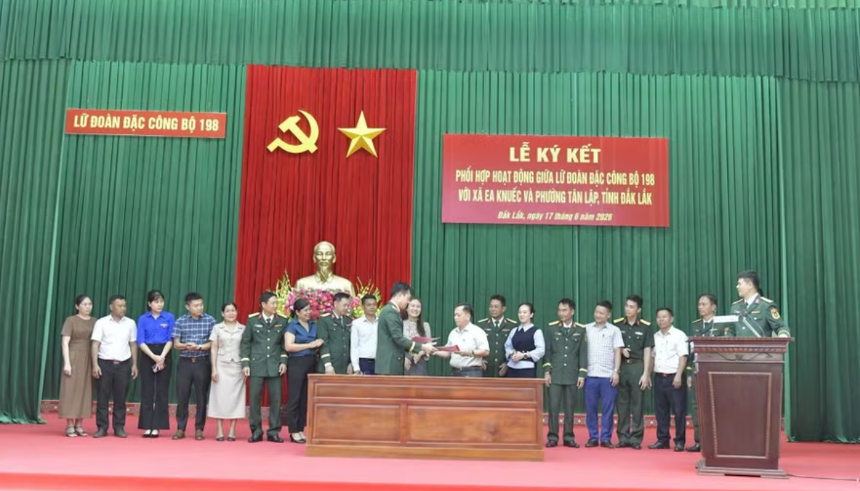  Đại diện Lữ đoàn Đặc công Bộ 198 và xã Ea Knuếc ký kết biên bản kết nghĩa, thúc đẩy phối hợp xây dựng địa phương phát triển bền vững. (Ảnh: TT)