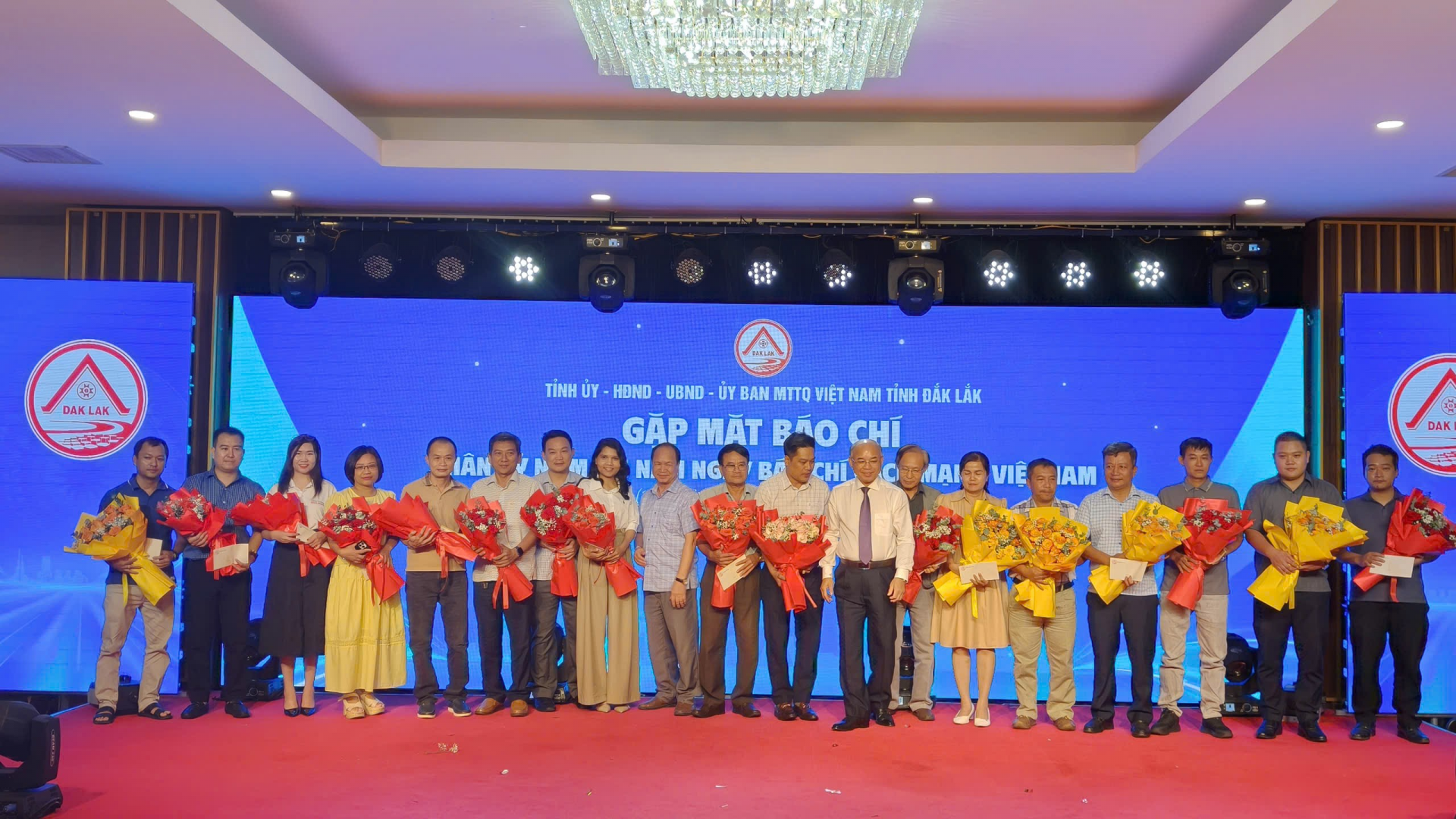 Lãnh đạo tỉnh Đắk Lắk tặng hoa chúc mừng các cơ quan báo chí nhân Ngày Báo chí Cách mạng Việt Nam. Lãnh đạo tỉnh Đắk Lắk tặng hoa chúc mừng các cơ quan báo chí nhân Ngày Báo chí Cách mạng Việt Nam.