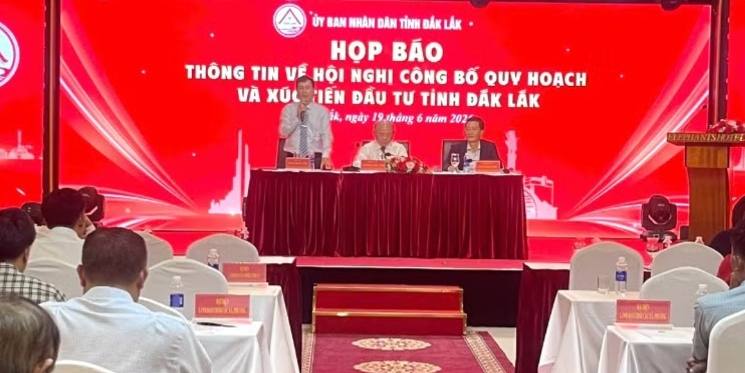 Ông Trần Hồng Tiến, Giám đốc Sở Văn hóa, Thể thao và Du lịch tỉnh Đắk Lắk, trao đổi thông tin với các cơ quan báo chí tại buổi họp báo. Ông Trần Hồng Tiến, Giám đốc Sở Văn hóa, Thể thao và Du lịch tỉnh Đắk Lắk, trao đổi thông tin với các cơ quan báo chí tại buổi họp báo.