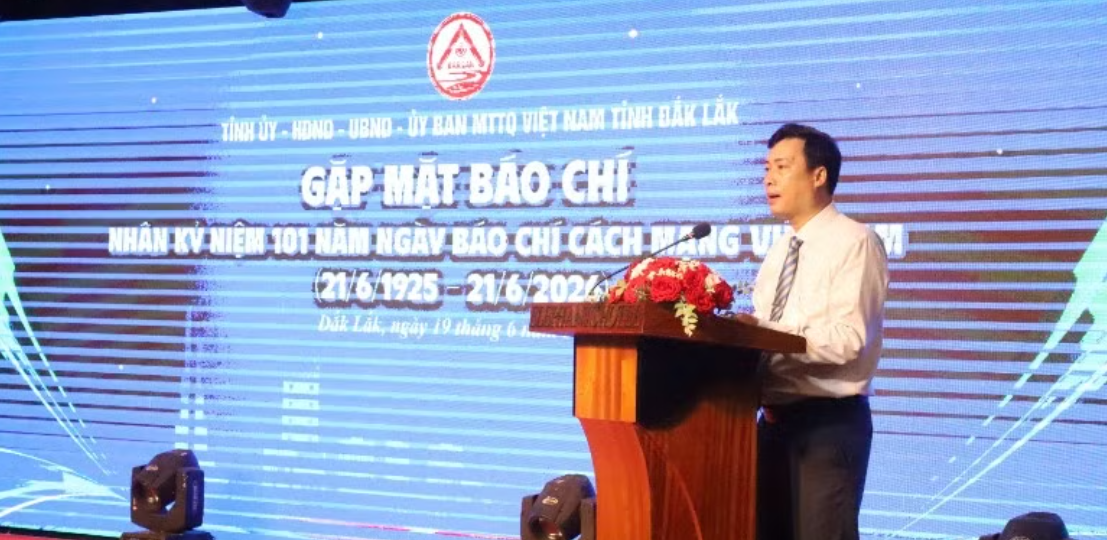 Giám đốc Sở Văn hóa, Thể thao và Du lịch tỉnh Đắk Lắk Trần Hồng Tiến ôn lại truyền thống 101 năm Báo chí Cách mạng Việt Nam. Giám đốc Sở Văn hóa, Thể thao và Du lịch tỉnh Đắk Lắk Trần Hồng Tiến ôn lại truyền thống 101 năm Báo chí Cách mạng Việt Nam.