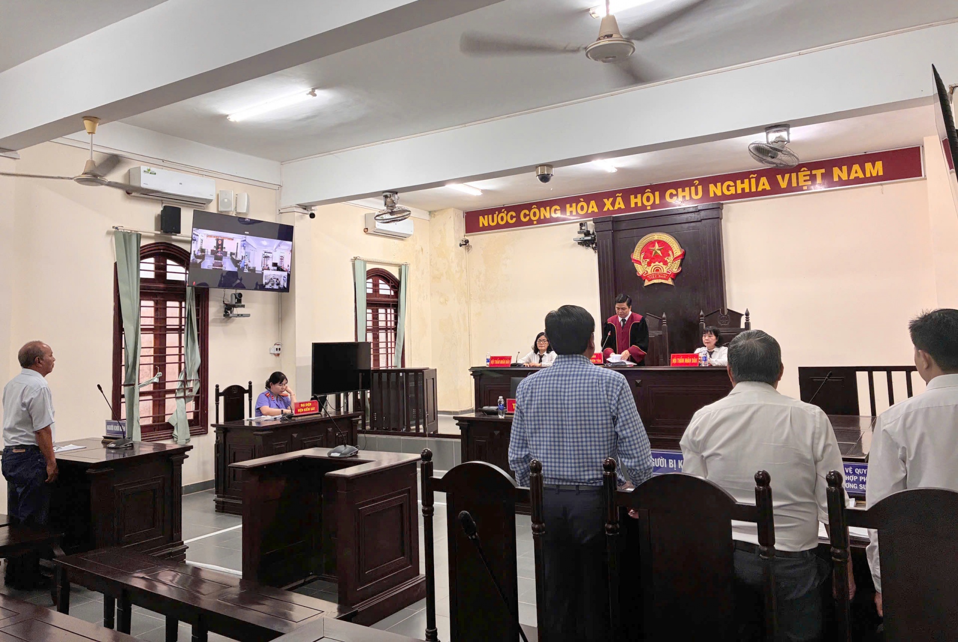 Cần Thơ: Tòa phán quyết vụ bãi giữ xe thu vượt giá gây xôn xao dư luận