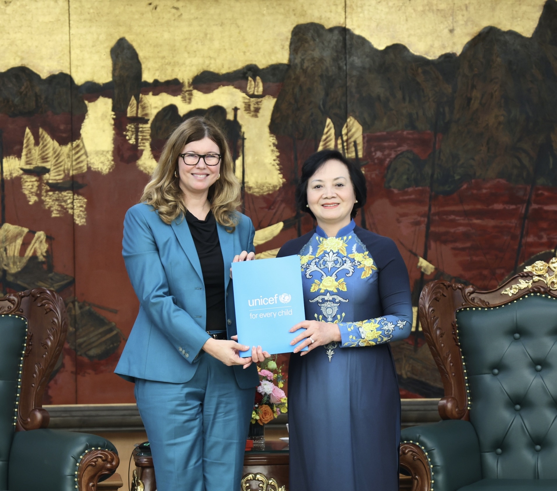 Bà Silvia Danailov tặng hồ sơ tài liệu nghiên cứu của UNICEF cho Phó Thủ tướng Phạm Thị Thanh Trà - Ảnh: VGP Bà Silvia Danailov tặng hồ sơ tài liệu nghiên cứu của UNICEF cho Phó Thủ tướng Phạm Thị Thanh Trà - Ảnh: VGP