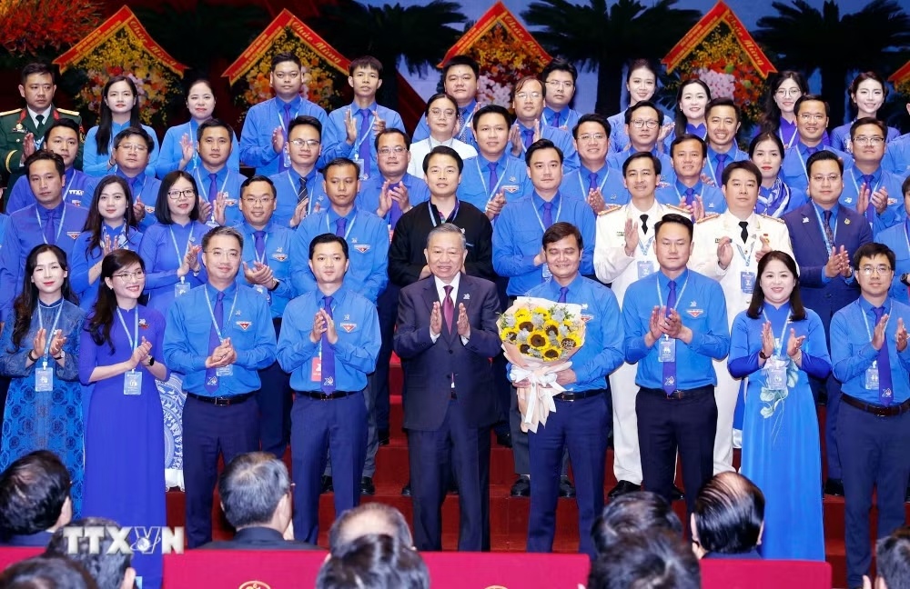   Tổng Bí thư, Chủ tịch nước Tô Lâm chúc mừng Ban chấp hành Đoàn Thanh niên Cộng sản Hồ Chí Minh lần thứ XIII, nhiệm kỳ 2026-2031. (Ảnh: TTXVN)