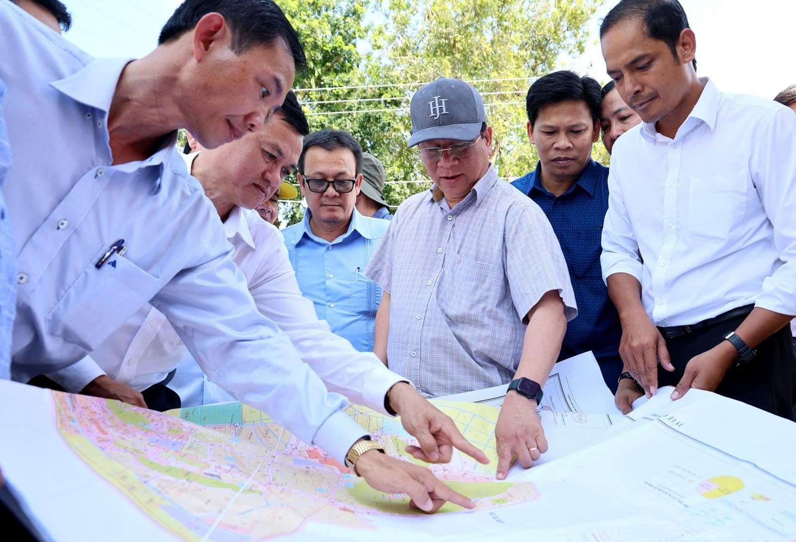  Trước đó, đồng chí Hồ Văn Mừng, Ủy viên Ban Chấp hành TW Đảng, Chủ tịch UBND tỉnh An Giang cũng đã khảo sát quy hoạch du lịch Núi Cấm.