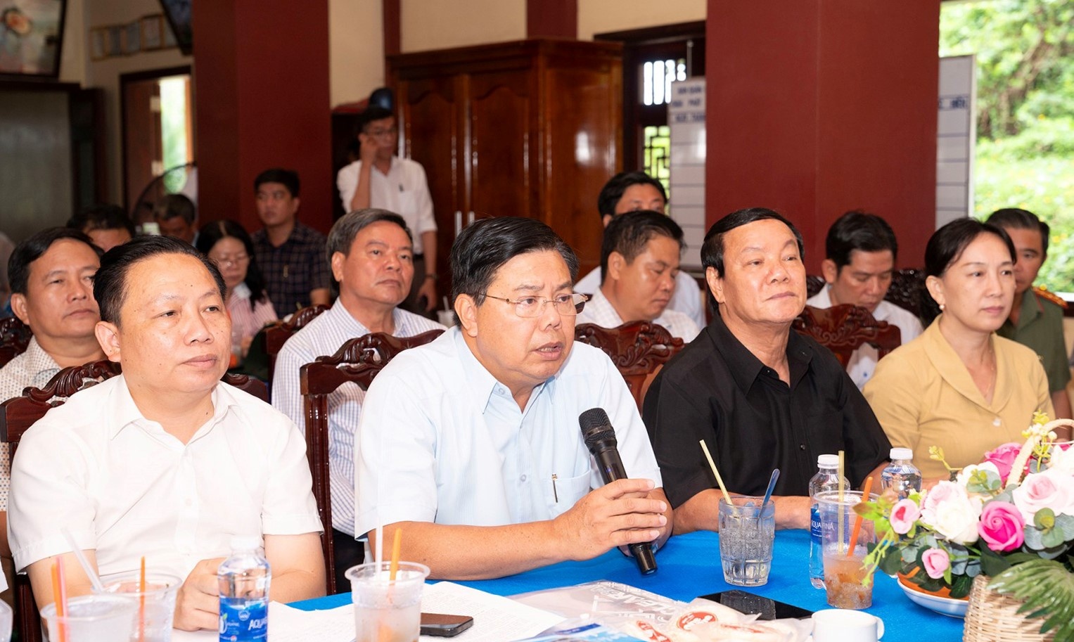    Lãnh đạo tỉnh và nhà đầu tư cùng trao đổi về ý tưởng nâng tầm du lịch Núi Cấm.