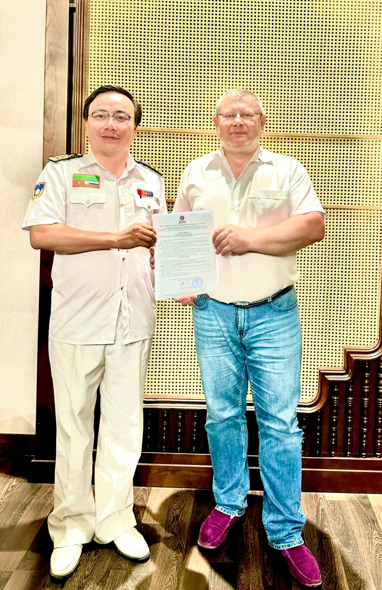 Ông Guley Sergei Nikolaevich – Chủ tịch Quỹ Phát triển Đổi mới Xã hội – Liên Bang Nga “Zdravnitsa Dolgoletiya” trao Quyết định bổ nhiệm lại ông Vũ Khắc Nguyên giữ chức Trưởng ban hợp tác liên ngành Việt Nam – Liên bang Nga kiêm Trưởng đại diện Quỹ Phát triển Đổi mới Xã hội – Liên Bang Nga “Zdravnitsa Dolgoletiya” tại Việt Nam và khu vực ASEAN, ngày 26/5/2026..