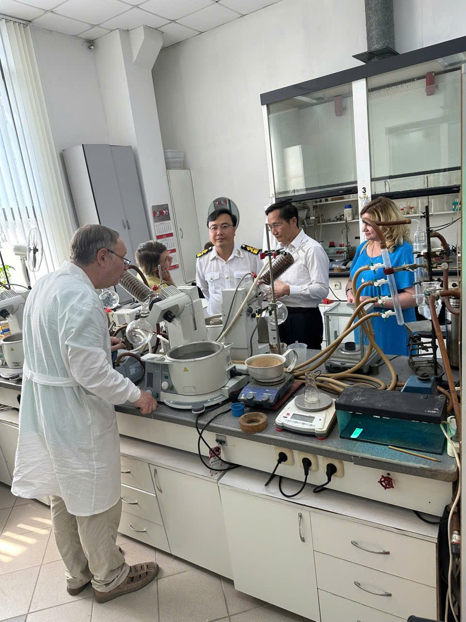  Ban Việt Nga thăm làm việc tại phòng nghiên cứu các giáo sư Tại trung tâm nghiên cứu Thuốc và Dược chữa covid và thuốc ung thư Liên Bang Nga tại Moskova