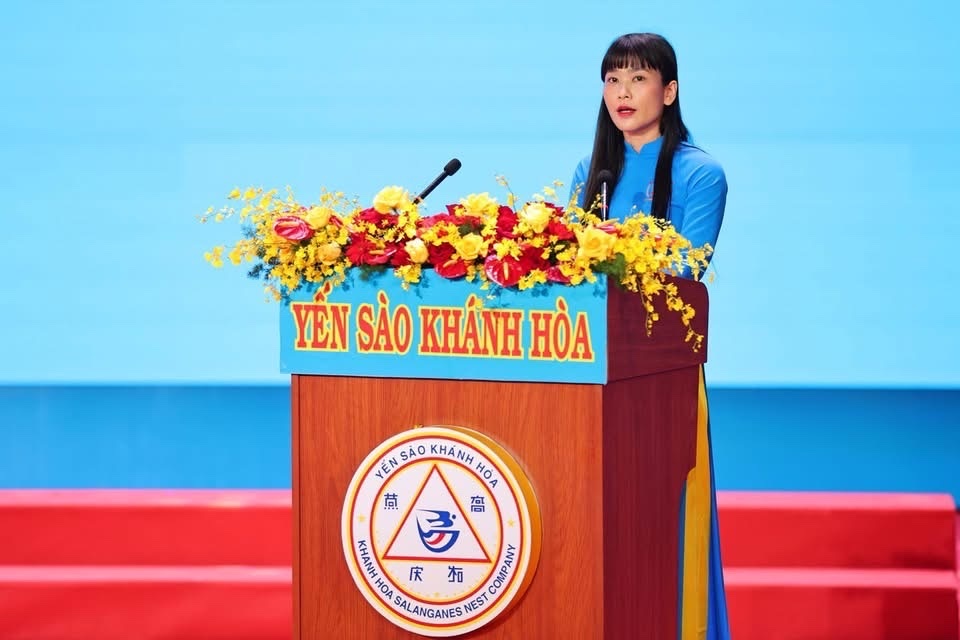  Bà Trịnh Thị Hồng Vân, Chủ tịch Hội đồng thành viên Công ty phát biểu tri ân khách hàng.