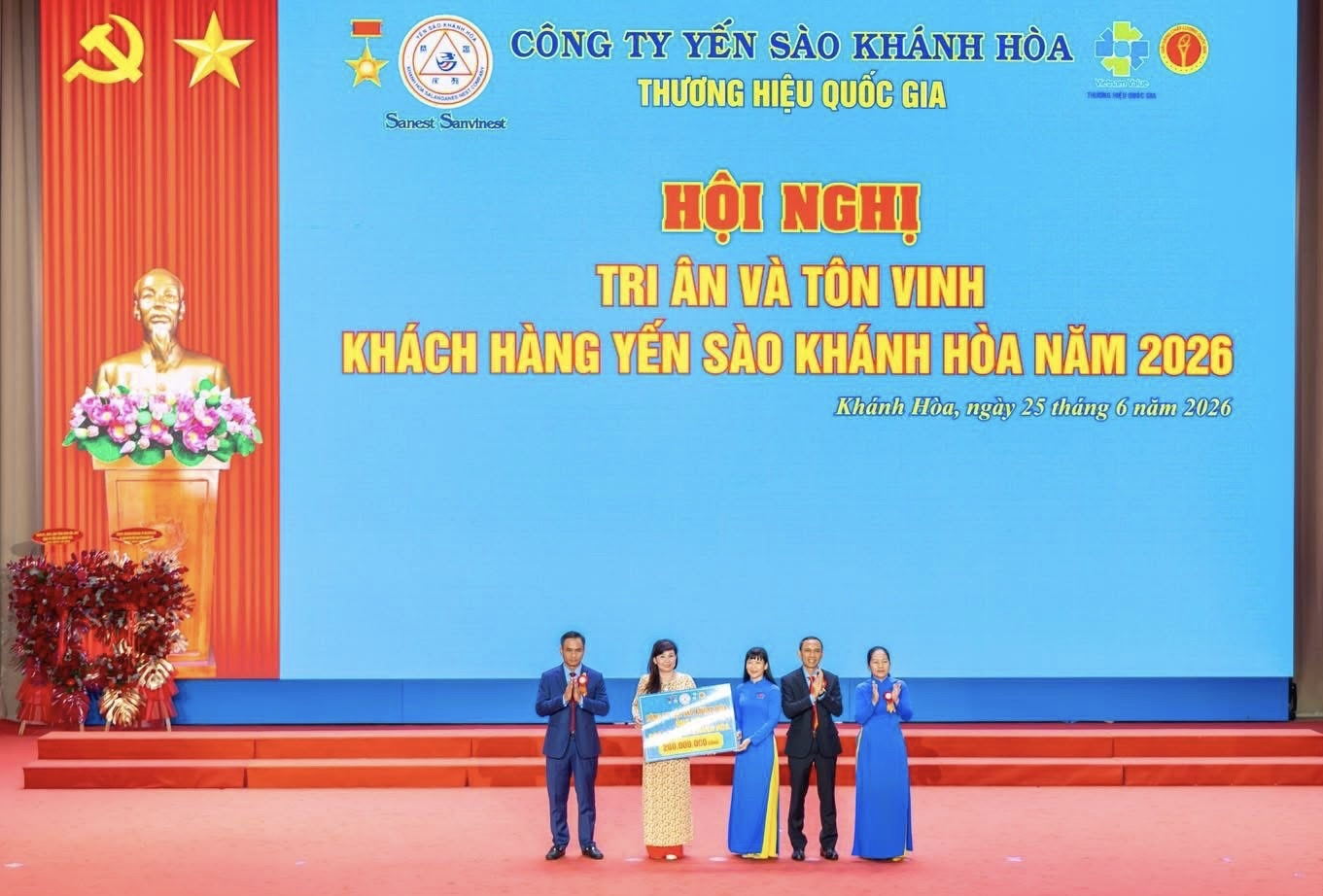 Trao tặng 200 triệu đồng cho “Quỹ nhân ái Khánh Hòa” của Hội Bảo trợ Người khuyết tật, Bệnh nhân nghèo và Quyền trẻ em tỉnh Khánh Hòa.