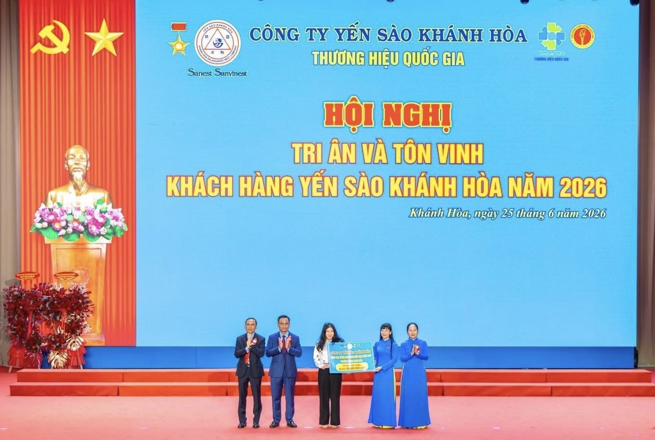 Trao 50 suất học bổng cho các em học sinh có hoàn cảnh khó khăn tại phường Đông Ninh Hòa.