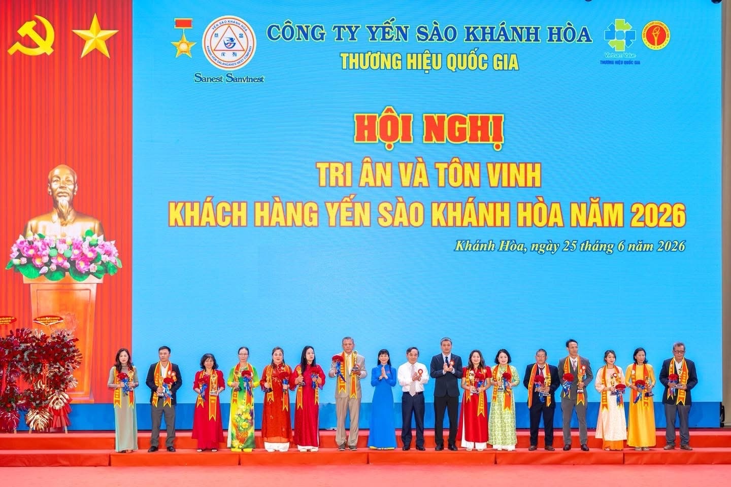 Trao thưởng cho Nhà phân phối Kim cương.