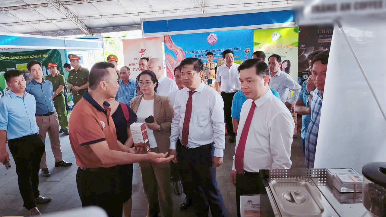  Ban lãnh đạo UBND tỉnh Đắk Lắk tham quan gian hàng của Công ty TNHH SX & TM Vương Thành Công, trưng bày sản phẩm và giới thiệu các giải pháp chuyển đổi số tại khu vực triển lãm bên lề hội thảo.