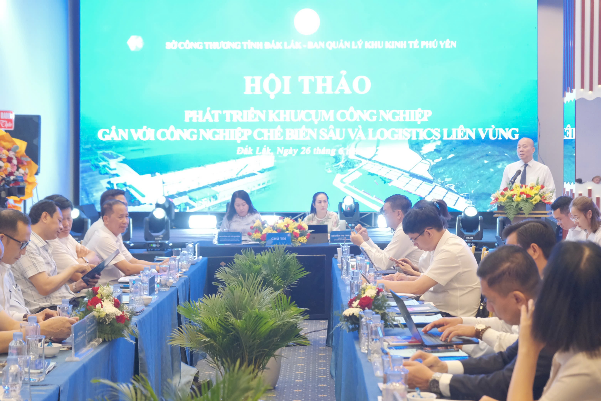 Quang cảnh hội thảo với sự tham dự của lãnh đạo các bộ, ngành, địa phương, doanh nghiệp và các chuyên gia, nhà đầu tư