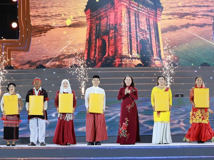“Bảo tồn, phát huy bản sắc văn hóa dân tộc Chăm trong kỷ nguyên mới”