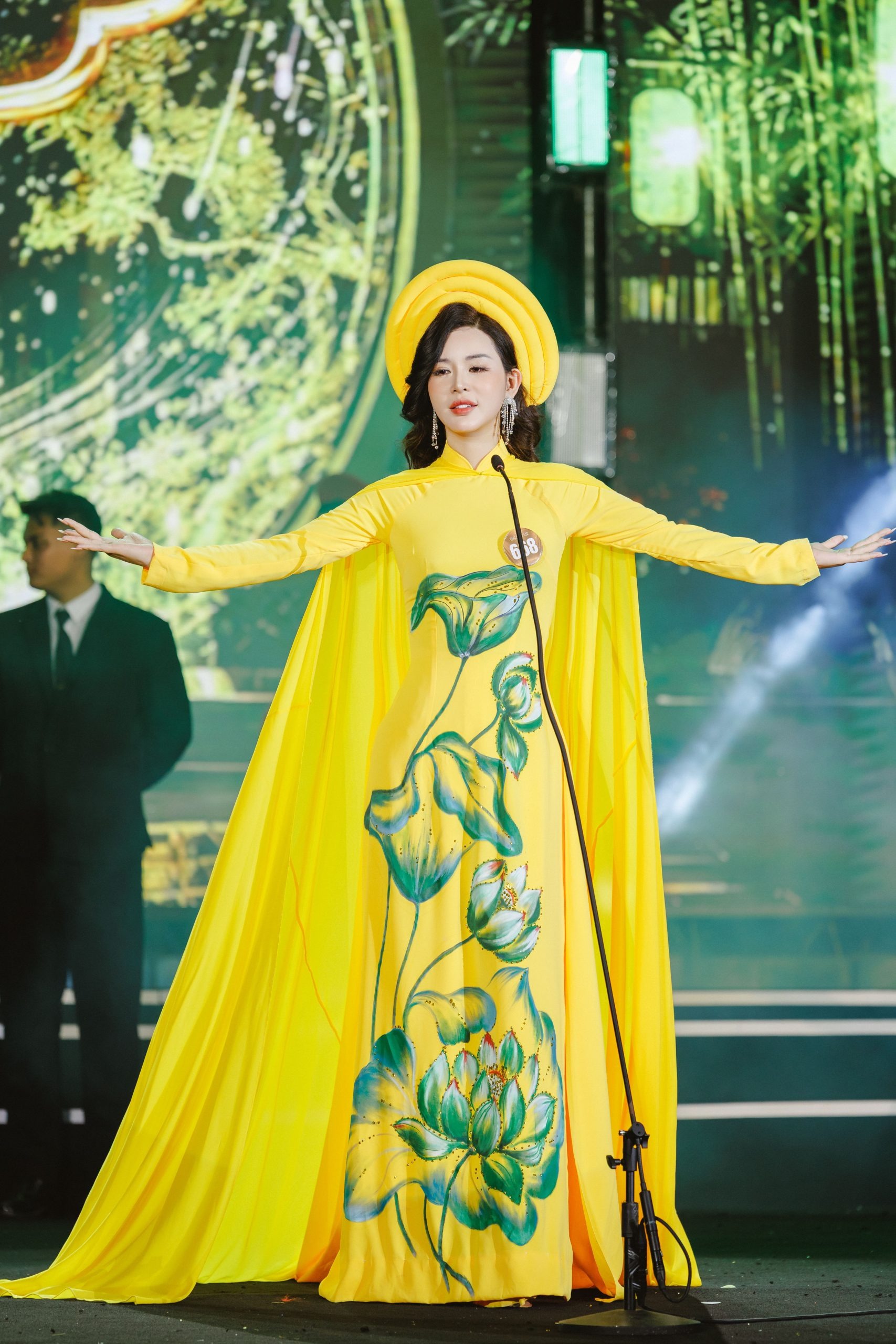  Nữ doanh nhân Ngọc Bích thướt tha trong tà áo dài của NTK Tony Phạm