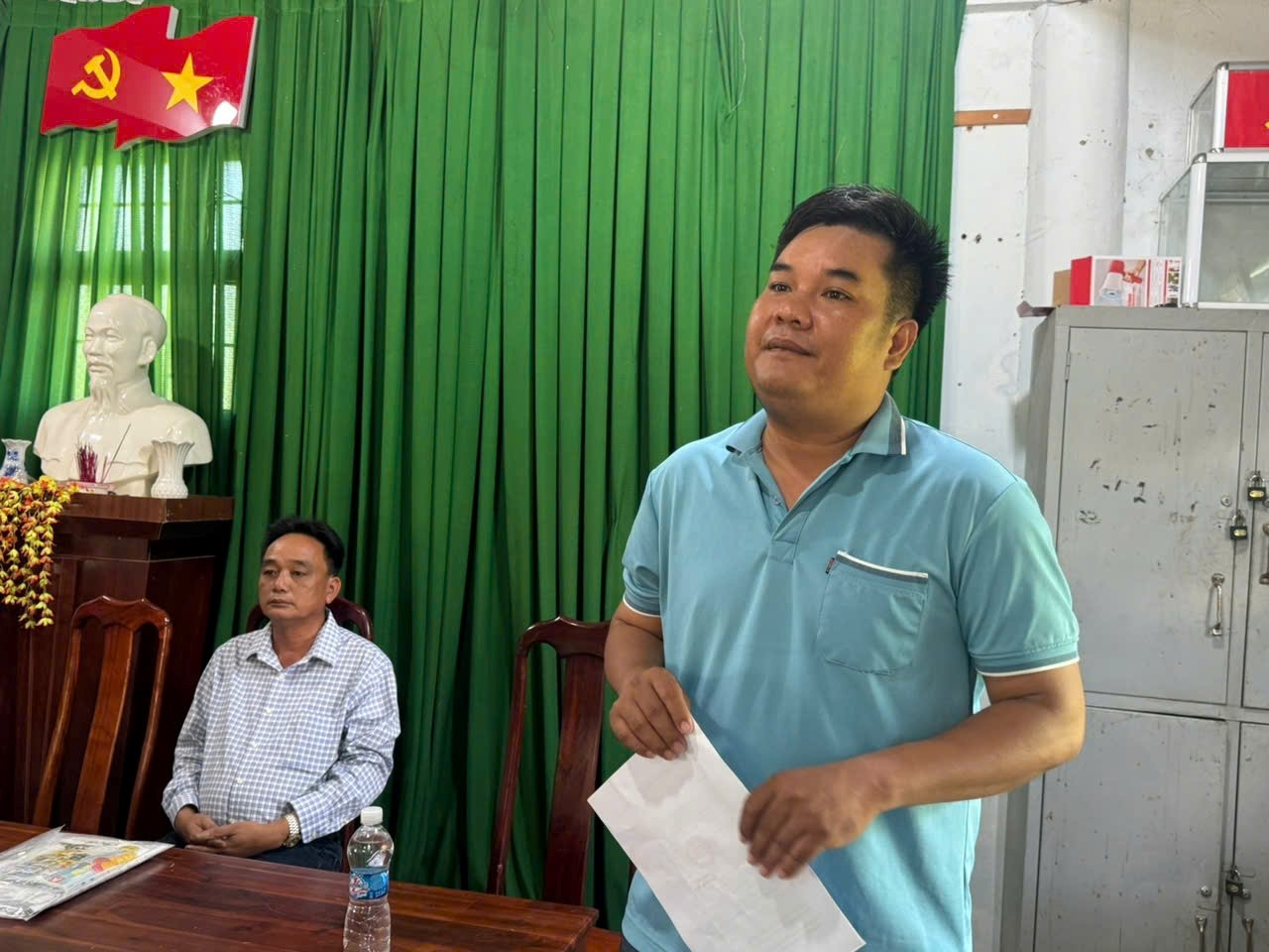 Ông Buôn Krông Duy Phú, Chủ tịch Ủy ban MTTQ Việt Nam xã Buôn Đôn phát biểu ghi nhận những đóng góp của doanh nghiệp, nhà hảo tâm trong công tác an sinh xã hội. Ảnh: Đức Sỹ