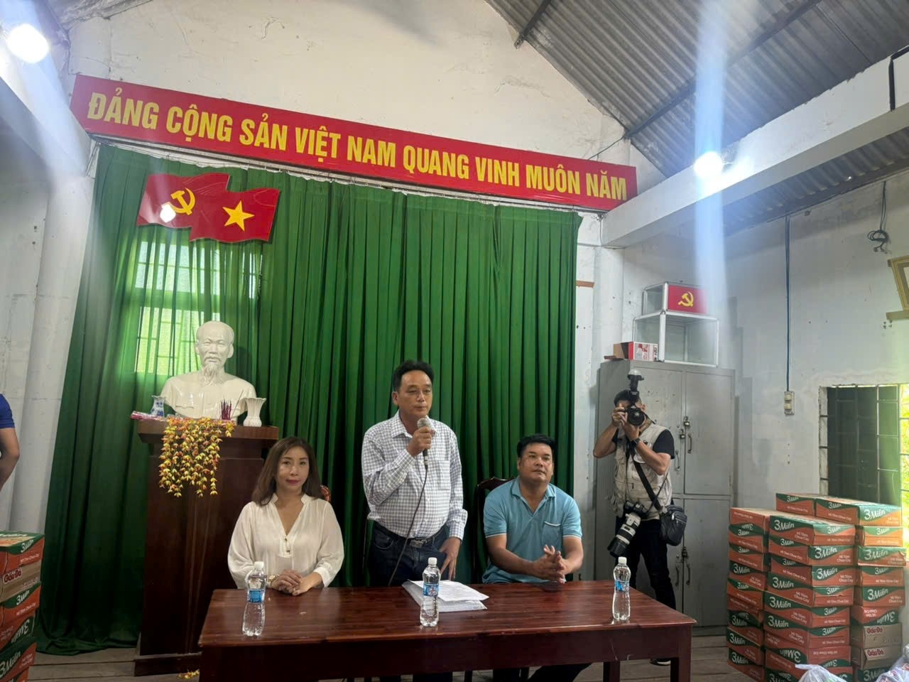  Ông Nguyễn Hồng Khánh, Giám đốc Công ty TNHH MTV Khánh Minh Phát phát biểu tại chương trình thiện nguyện ở xã Buôn Đôn. Ảnh: Đức Sỹ