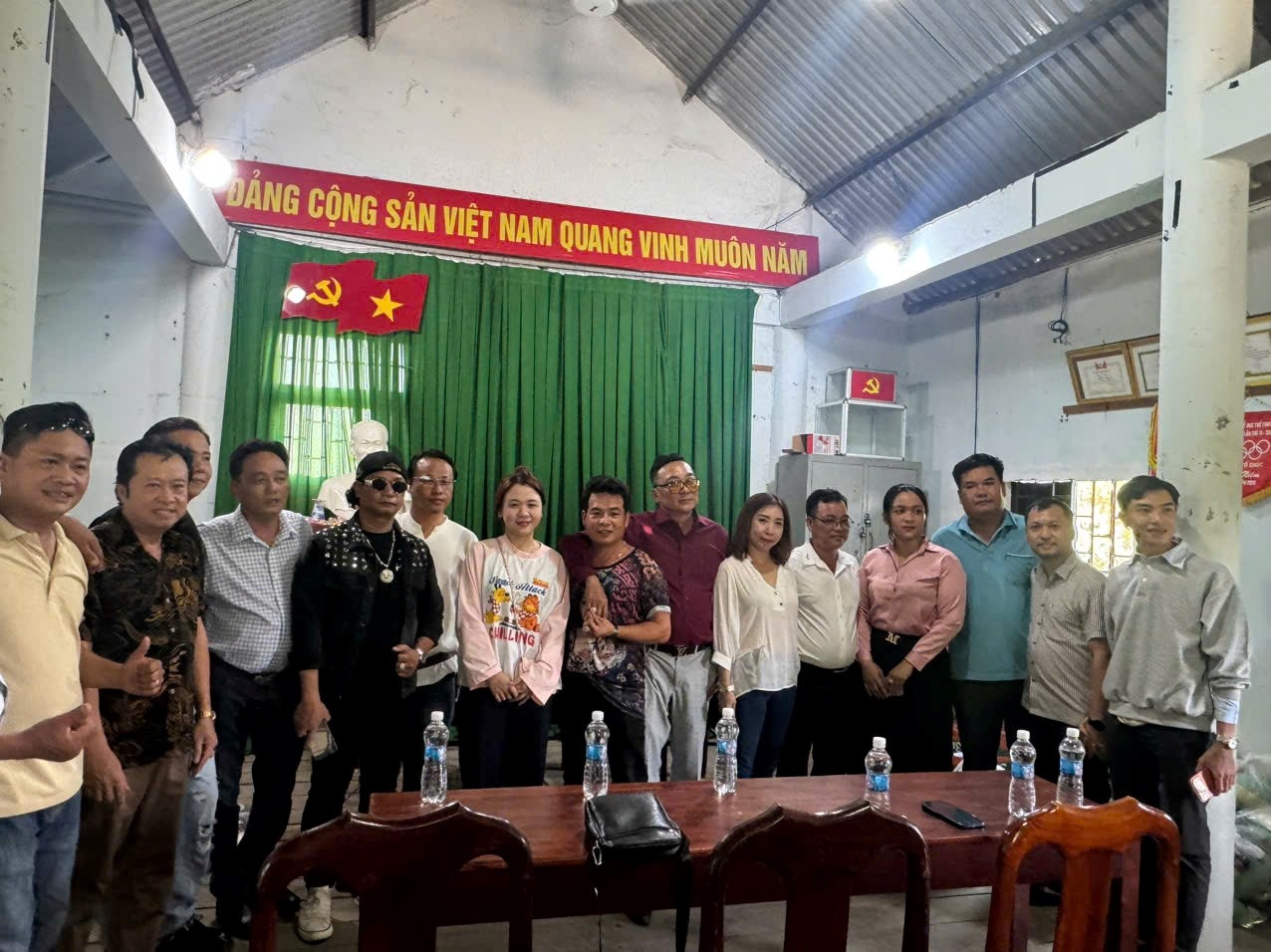  Đại diện các doanh nghiệp và chính quyền địa phương chụp ảnh lưu niệm sau chương trình. Ảnh: Đức Sỹ